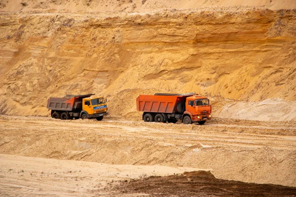 Skládka Kamionu Kamion Naložen Velkým Množstvím Písku Rozvoje Pískové Kariéry — Stock fotografie