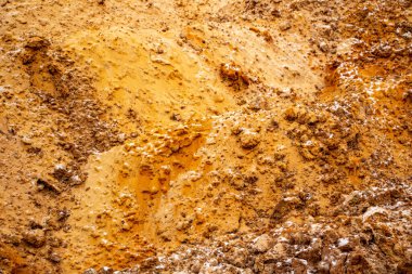 Doku kumu, kabartma yüzeyi, çok renkli katmanlar ve granül büyüklüğünde farklılık, açık hava kum kariyerinde, maden cevheri ve inşaat için kum çıkardıktan sonra. 