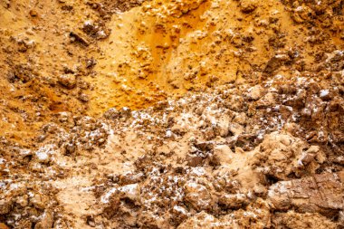 Doku kumu, kabartma yüzeyi, çok renkli katmanlar ve granül büyüklüğünde farklılık, açık hava kum kariyerinde, maden cevheri ve inşaat için kum çıkardıktan sonra. 