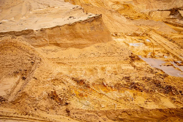 露天砂职业中 开采矿石和砂用于建筑后 具有浮雕表面 多色层及颗粒大小不同的结构砂 — 图库照片