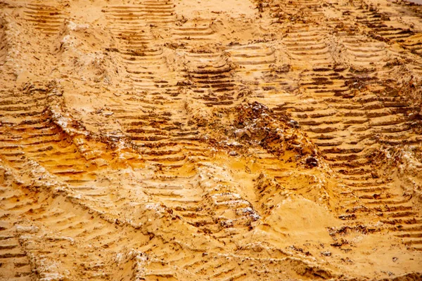 Doku kumu, kabartma yüzeyi, çok renkli katmanlar ve granül büyüklüğünde farklılık, açık hava kum kariyerinde, maden cevheri ve inşaat için kum çıkardıktan sonra. 