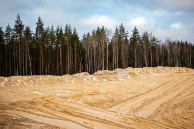 Doku kumu, kabartma yüzeyi, çok renkli katmanlar ve granül büyüklüğünde farklılık, açık hava kum kariyerinde, maden cevheri ve inşaat için kum çıkardıktan sonra. 