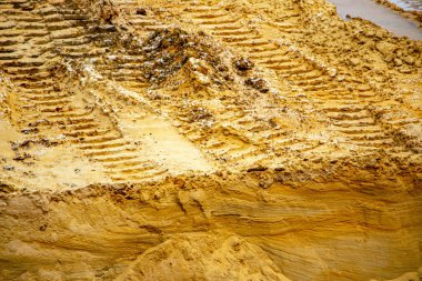 Doku kumu, kabartma yüzeyi, çok renkli katmanlar ve granül büyüklüğünde farklılık, açık hava kum kariyerinde, maden cevheri ve inşaat için kum çıkardıktan sonra. 
