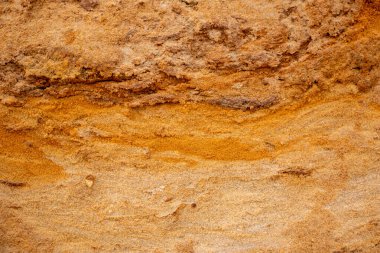 Doku kumu, kabartma yüzeyi, çok renkli katmanlar ve granül büyüklüğünde farklılık, açık hava kum kariyerinde, maden cevheri ve inşaat için kum çıkardıktan sonra. 