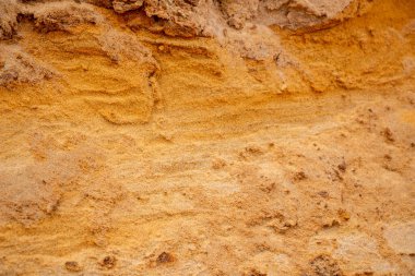 Doku kumu, kabartma yüzeyi, çok renkli katmanlar ve granül büyüklüğünde farklılık, açık hava kum kariyerinde, maden cevheri ve inşaat için kum çıkardıktan sonra. 