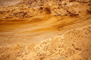 Doku kumu, kabartma yüzeyi, çok renkli katmanlar ve granül büyüklüğünde farklılık, açık hava kum kariyerinde, maden cevheri ve inşaat için kum çıkardıktan sonra. 