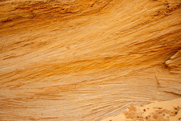 Текстурный песок с рельефной поверхностью, разноцветные слои и разного размера гранул, в карьере наружного песка, после добычи руды и песка для строительства. 