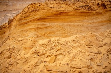 Doku kumu, kabartma yüzeyi, çok renkli katmanlar ve granül büyüklüğünde farklılık, açık hava kum kariyerinde, maden cevheri ve inşaat için kum çıkardıktan sonra. 