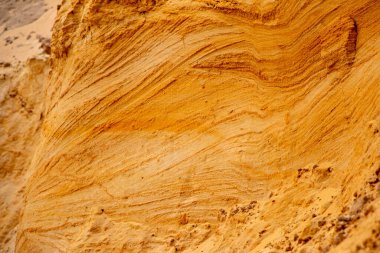 Doku kumu, kabartma yüzeyi, çok renkli katmanlar ve granül büyüklüğünde farklılık, açık hava kum kariyerinde, maden cevheri ve inşaat için kum çıkardıktan sonra. 