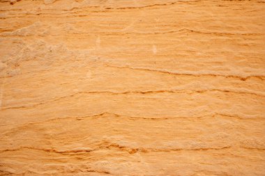 Doku kumu, kabartma yüzeyi, çok renkli katmanlar ve granül büyüklüğünde farklılık, açık hava kum kariyerinde, maden cevheri ve inşaat için kum çıkardıktan sonra. 