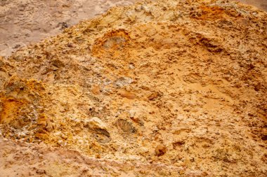 Doku kumu, kabartma yüzeyi, çok renkli katmanlar ve granül büyüklüğünde farklılık, açık hava kum kariyerinde, maden cevheri ve inşaat için kum çıkardıktan sonra. 