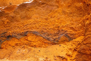 Doku kumu, kabartma yüzeyi, çok renkli katmanlar ve granül büyüklüğünde farklılık, açık hava kum kariyerinde, maden cevheri ve inşaat için kum çıkardıktan sonra. 