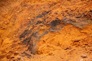 Doku kumu, kabartma yüzeyi, çok renkli katmanlar ve granül büyüklüğünde farklılık, açık hava kum kariyerinde, maden cevheri ve inşaat için kum çıkardıktan sonra. 