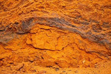 Doku kumu, kabartma yüzeyi, çok renkli katmanlar ve granül büyüklüğünde farklılık, açık hava kum kariyerinde, maden cevheri ve inşaat için kum çıkardıktan sonra. 