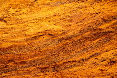 Doku kumu, kabartma yüzeyi, çok renkli katmanlar ve granül büyüklüğünde farklılık, açık hava kum kariyerinde, maden cevheri ve inşaat için kum çıkardıktan sonra. 