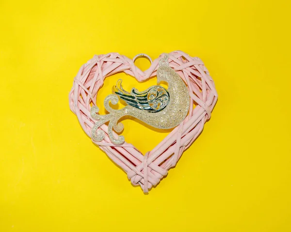 Όμορφο Ροζ Λυγαριά Καρδιά Από Φυσικά Κλαδιά Αμπέλου Εορταστικά Αξεσουάρ — Φωτογραφία Αρχείου