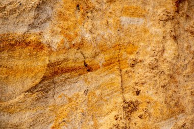 Doku kumu, kabartma yüzeyi, çok renkli katmanlar ve granül büyüklüğünde farklılık, açık hava kum kariyerinde, maden cevheri ve inşaat için kum çıkardıktan sonra. 