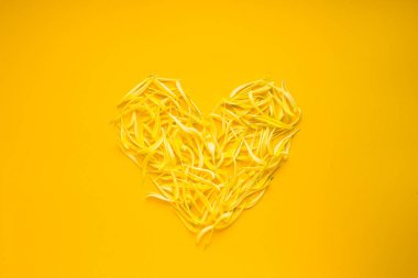 Parlak sarı çiçek yaprakları düz arkaplandaydı. Sosyal medya için yaz sarısı basit duvar kağıtları ve şablonlar. Yüksek kalite fotoğraf