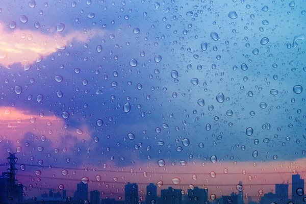 黄昏时分城市的雨天 专注于液滴 水的结构背景 玻璃窗上的雨滴 — 图库照片