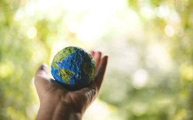 ESG, Dünya Günü Konsepti. Yeşil Enerji, Yenilenebilir ve sürdürülebilir Kaynaklar. Çevre ve Ekoloji Bakımı. Doğa 'da El Yapımı Bir Küre