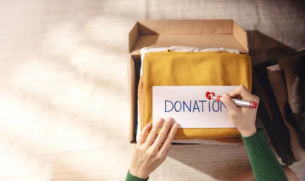 Concepto Donación Ropa Caja Tela Con Etiqueta Donate Mujer Preparando — Foto de Stock