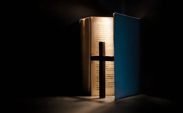 Spiritualität Religion Und Hoffnung Bibel Und Kreuz Auf Dem Schreibtisch — Stockfoto