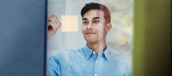 Giovane Imprenditore Asiatico Che Lavora Una Sala Riunioni Sorridere Concentrarsi — Foto Stock