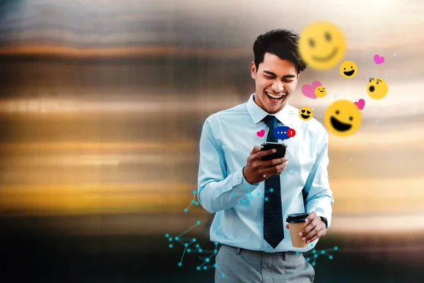 Wesoły Młody Azjatycki Biznesmen Korzystający Telefonu Komórkowego Mieście Korzystam Aplikacji — Zdjęcie stockowe