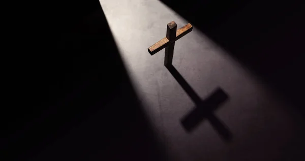 Cruz Cristiana Madera Conceptos Esperanza Religión Sombreado Luz Desde Puerta — Foto de Stock