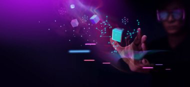 Metaverse ve Blockchain Teknoloji Konseptleri. Gözlüklü kişi, MetaEvren Sanal Dünya Deneyimleri İçin Nesneye Dokunmaya Çalışıyor. Fütürist Ton
