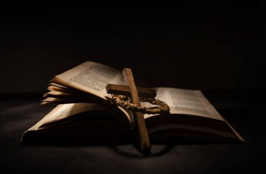 Ruhanilik, Din ve Umut kavramı. Masada Kutsal İncil ve Haç var. Hristiyan Halkı İçin Tevazu, Dua, İnanç ve İnancın Sembolü