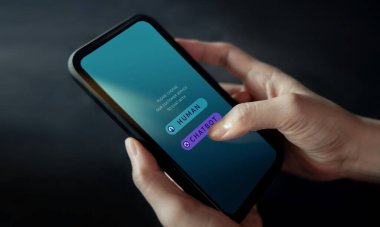 Chatbot, LiveChat Teknoloji Konsepti. Müşteri Yapay Zeka Servisi ile konuşmak için cep telefonu kullanıyor. Müşteri Destek Bilgileri Sanal Asistanı