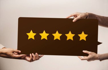 Müşteri Deneyimi Konsepti. Happy Client, Büyük Konuşma Baloncuğu Üzerine Beş Yıldızlı Değerlendirme yapıyor. Brand 'e geri bildirim gönder