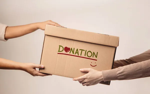 Donatie Concept Vrijwilliger Die Een Donatebox Geeft Aan Ontvanger Staande — Stockfoto