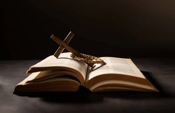 Spiritualität Religion Und Hoffnung Bibel Und Kreuz Auf Dem Schreibtisch — Stockfoto