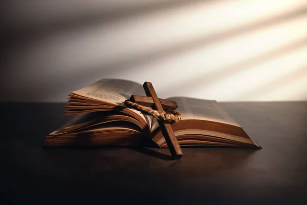 Andlighet Religion Och Hope Concept Heliga Bibeln Och Korset Skrivbordet — Stockfoto