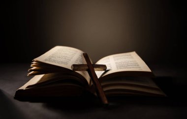 Ruhanilik, Din ve Umut kavramı. Masada Kutsal İncil ve Haç var. Hristiyan Halkı İçin Tevazu, Dua, İnanç ve İnancın Sembolü