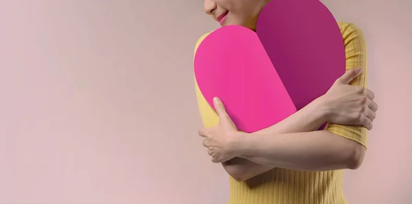 Miluj Svou Koncepci Usmívající Žena Objímající Objímající Sebe Růžové Srdce — Stock fotografie