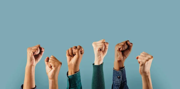 Κοινωνικός Ακτιβισμός Και Κίνημα Ομάδα Ανθρώπων Μεγαλωμένα Χέρια Διαδήλωση Μαφία — Φωτογραφία Αρχείου