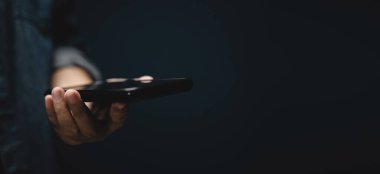 El Telefonu Kullanımının Kapanışı. Kesilmiş görüntü. Seçici Odaklanma. İletişim, Mesajlaşma, Okuma ve Oynama için Akıllı Telefon Kullanımı