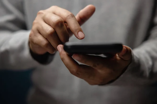 Primo Piano Mano Utilizzando Telefono Cellulare Immagine Ritagliata Concentrazione Selettiva — Foto Stock