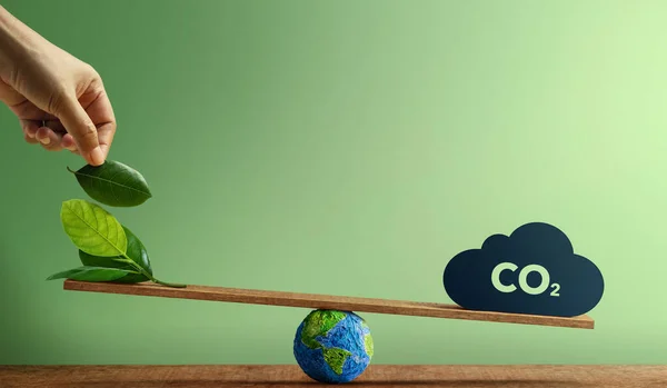 Kohlenstoffneutrale Und Esg Konzepte Kohlendioxidemissionen Saubere Energie Globe Balancing Zwischen Stockbild