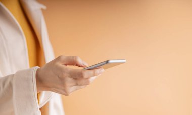 El Telefonu Kullanımının Kapanışı. Kesilmiş görüntü. Seçici Odaklanma. İletişim, Mesajlaşma, Okuma ve Oynama için Akıllı Telefon Kullanımı