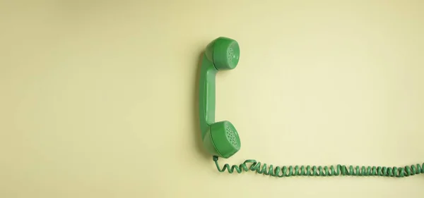 Zöld Vintage Retro Telefonkészülék Hanfing Rózsaszín Háttérrel Régi Tárgy 1980 — Stock Fotó