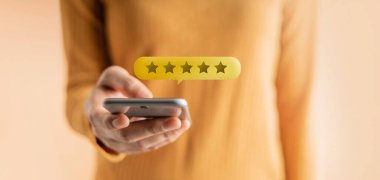 Müşteri Deneyimleri Konsepti. Çevrimiçi Memnuniyet Anketleri İçin Beş Yıldızlı Değerlendirme için Akıllı Telefon Kullanımı Mutlu Müşteri. Cep telefonundan olumlu geri bildirim