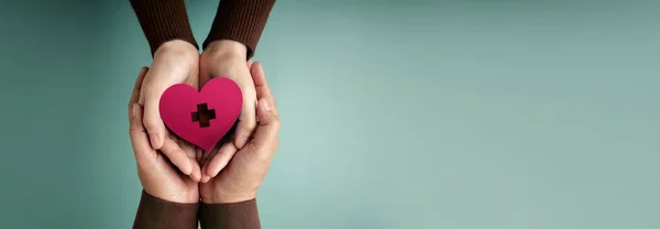 Έννοιες Δωρεάς Χέρια Των Εθελοντών Που Αγκαλιάζουν Ένα Σχήμα Καρδιάς — Φωτογραφία Αρχείου