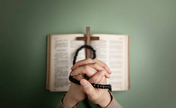Духовність Релігія Концепція Надії Особа Яка Молиться Святою Біблією Хрестом — стокове фото