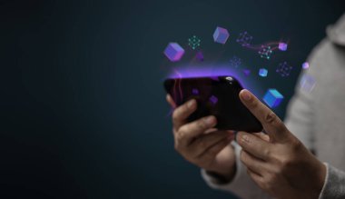 Metaverse, Web3 ve Blockchain Teknoloji Konseptleri. Bir Topluluğu Bağlamak ya da NFT Sanal Oyunu oynamak için Akıllı Telefon Kullanımının Kapanışı