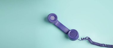 Pembe arka planda klasik Retro Telefon Hanfing 'i. 1980-1990 'dan kalma Eski Nesne, Teknoloji ve İletişim. Temiz, Renkli ve Asgari