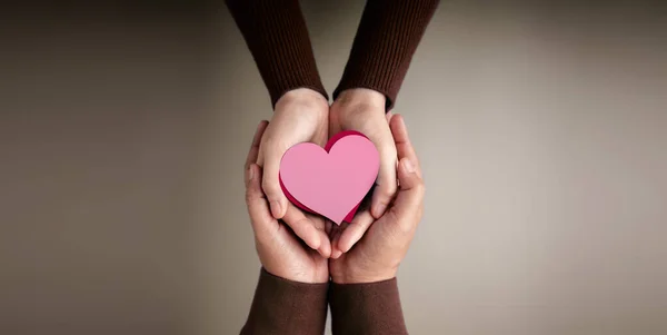 愛と関係の概念 ハート型の紙を持つカップルの手 バレンタインデー 優しい手で愛と家族を守る トップ表示 — ストック写真